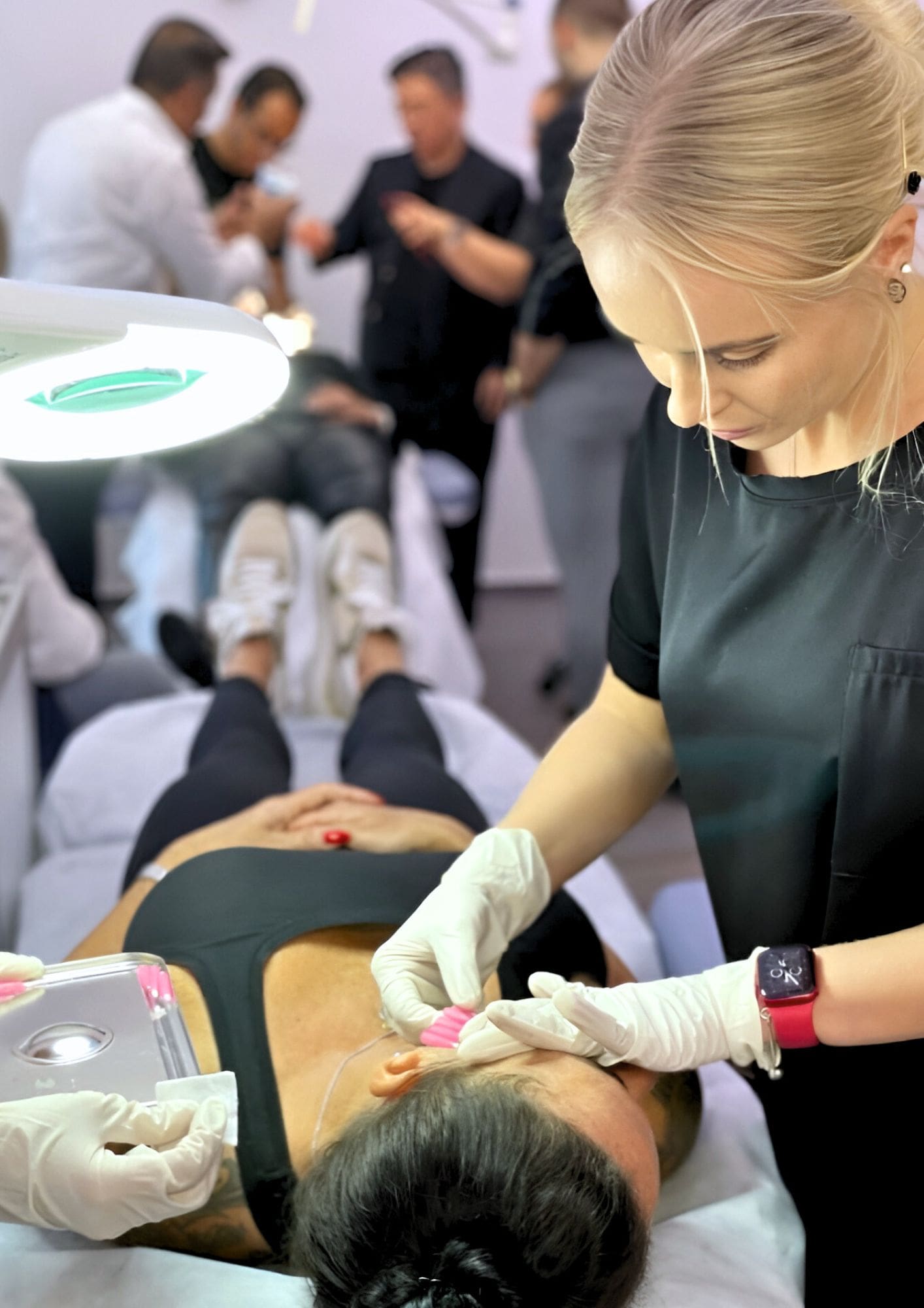 Dieses Bild zeigt eine Ärztin, die eine Patientin mit Hyaluron behandelt.